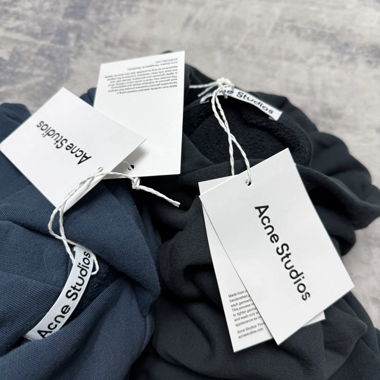 Acne Studios Series Retro Quality Same Style ＄3599 g 89％ 11％ 2 3D 99％ 1️⃣ 2️⃣ 3️⃣ 4️⃣ 5️⃣ 6️⃣ 7️⃣ Size Size ：Black/Dark Blue Size： XS S M L Size ： XS： 69 125 57 65 S： 71 129 58 66 M： 73 133 59 67 L： 75 137 60 68 ： 1～2CM